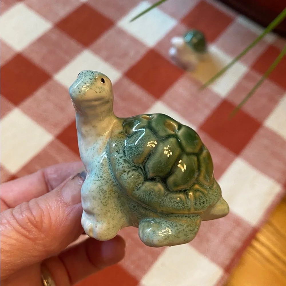 Vintage LIKE NEW Green White Turtle Salt & Pepper Shaker Set - Collector Item